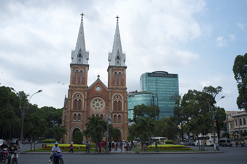 優雅にそびえ建つサイゴン大教会