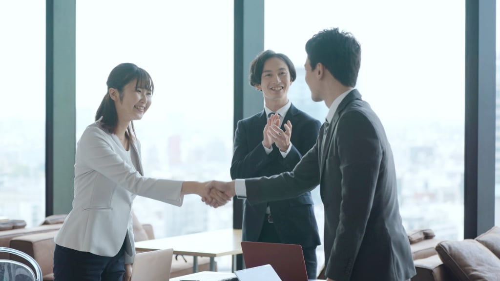 年間1,000件超のIR翻訳実績、プライム市場上場企業含む、800社超の企業が利用